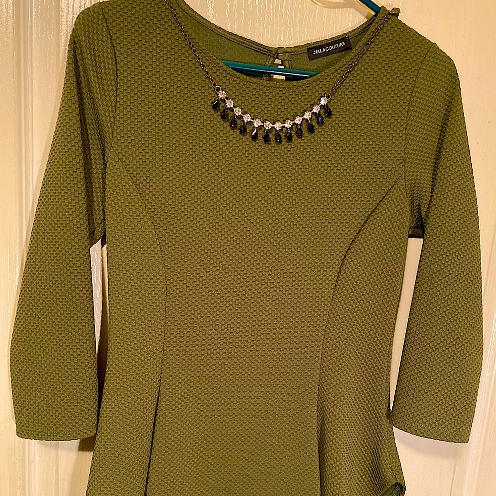 Like new women’s size small army green pelhum top /attached choker.Woren 1 time.